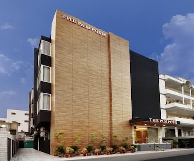 https://imgcld.yatra.com/ytimages/image/upload/t_hotel_yatra_city_desktop/v1470383670/Domestic Hotels/Hotels_New Delhi/The Pamposh/Overview.jpg